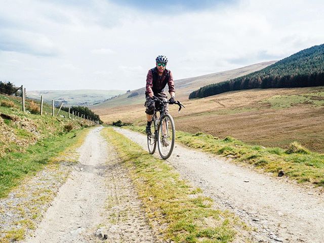 MikeHowarth's tweet image. Cornish dirt supremo @seasurfdirt demoing his silky smooth pedalling technique on our Roughstuff traverse of Cadair Bronwen.⁣⠀
⁣⠀
Great to finally meet up with this guy and nerd out on bikes and cameras after following him in the blogosphere for year… ift.tt/2FNBYDs