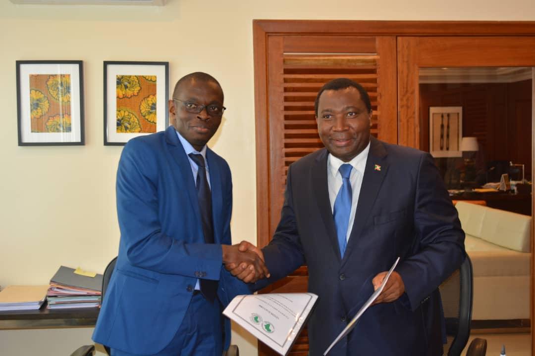 Signature, par le responsable pays de la BAD (1er a g.) et le Ministre des Finances (2e a g.), d'un accord de don de 1.4 millions de U$ pour appui au renforcement des Capacites de l'Office burundais des Recettes (OBR).