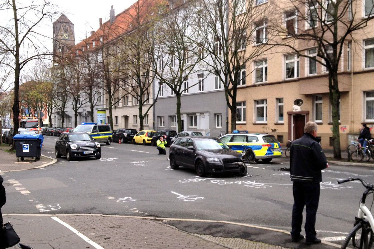 Endlich kümmert sich die <a href="/Polizei_H/">Polizei Hannover</a> mal um einen sichtbehindernden #Eckenparker in der Sallstraße! Dazu musste er aber offenbar erst einmal einen Crash mit einem Streifenwagen mitverursachen. #Falschparker #Hannover