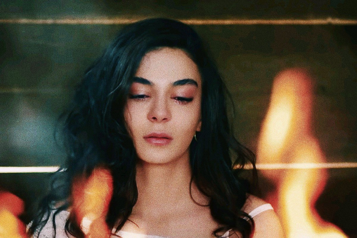 " Tam şurası yanıyor!
cayır cayır yanıyor.."🍂

#Hercai | #ReyMir