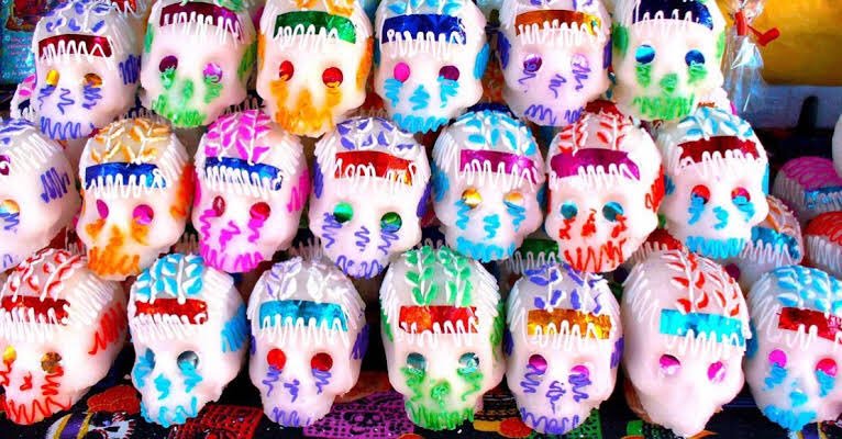 CartonCalderon's tweet photo. Las calaveritas de azúcar fue la forma ingeniosa en la que los misioneros disuadieron los tzompantli adaptándolos al culto cristiano. El pan de muerto sustituyó a la ingesta de prójimo, y el Cielo (Paraíso) al Mictlán. https://t.co/GdcSHG7FA4