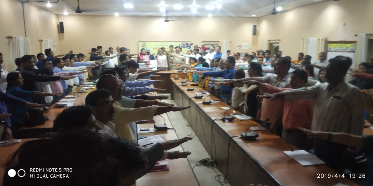 आज दिनांक 4-4-2019 को जनपद रायबरेली मे मुख्य निर्वाचन अधिकारी महोदय द्वारा जनपद रायबरेली के अधिकारी,कर्मचारी,अधिवक्ता एवं व्यापार मण्डल के लोगो को मतदाता जागरूकता की शपथ दिलाई<a href="/ECISVEEP/">Election Commission of India</a> <a href="/dmraebareli/">DM RAE BARELI</a> @DrRajeshKumarP9 <a href="/ceoup/">CEO Uttar Pradesh</a>