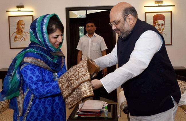 Vaishaly_patil's tweet image. अलग कश्मीर कि मागं करनेवाली भक्तौं कि बुवा....
सत्कार, और सन्मान करते मोटा भाय कि पुरानी तस्वीर..।

#AntiMiddleClassCongress