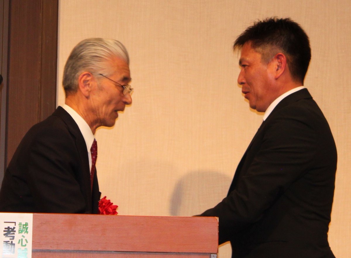 jun_fujishima's tweet photo. 総決起大会にて、応援に駆けつけて下さった方々とがっ���り握手。選挙戦も終盤、頑張りま��！
・阿部信矢 山形県議
・阿部昇司 山形県議
・黒井徳夫 JA庄内たがわ代表理事組合長
・村上辰男 加茂水族館名誉館長 　（順不同）
#鶴岡市 #山形県議選 https://t.co/NCELAlqEib