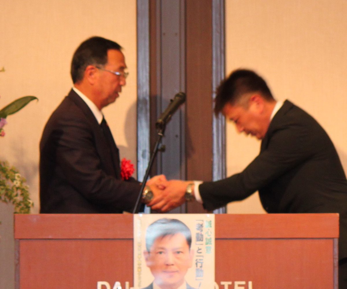 jun_fujishima's tweet photo. 総決起大会にて、応援に駆けつけて下さった方々とがっ���り握手。選挙戦も終盤、頑張りま��！
・阿部信矢 山形県議
・阿部昇司 山形県議
・黒井徳夫 JA庄内たがわ代表理事組合長
・村上辰男 加茂水族館名誉館長 　（順不同）
#鶴岡市 #山形県議選 https://t.co/NCELAlqEib