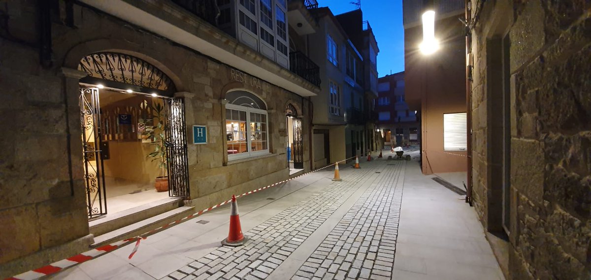 BCNORSL's tweet photo. Pavimentación de la Rúa de Arriba y Rúa Magdalena en #CEE #BCNOR https://t.co/Iy1XpZeoAx