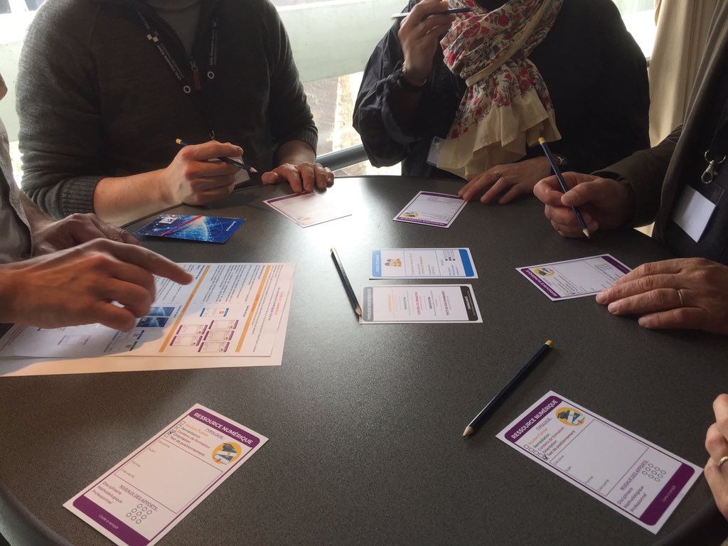 VpNum's tweet photo. #BootCamp6 atelier ressources pédagogiques numériques avec un jeu conçu spécialement par le #CNP pour tous les #VpNum et invités: des cartes à jouer pour définir quelles ressources utiliser pour les #OuiSi. Ça marche! https://t.co/qeJ8UQSUim