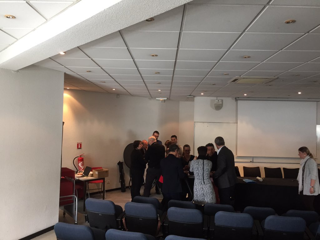 VpNum's tweet photo. #BootCamp6 atelier ressources pédagogiques numériques avec un jeu conçu spécialement par le #CNP pour tous les #VpNum et invités: des cartes à jouer pour définir quelles ressources utiliser pour les #OuiSi. Ça marche! https://t.co/qeJ8UQSUim