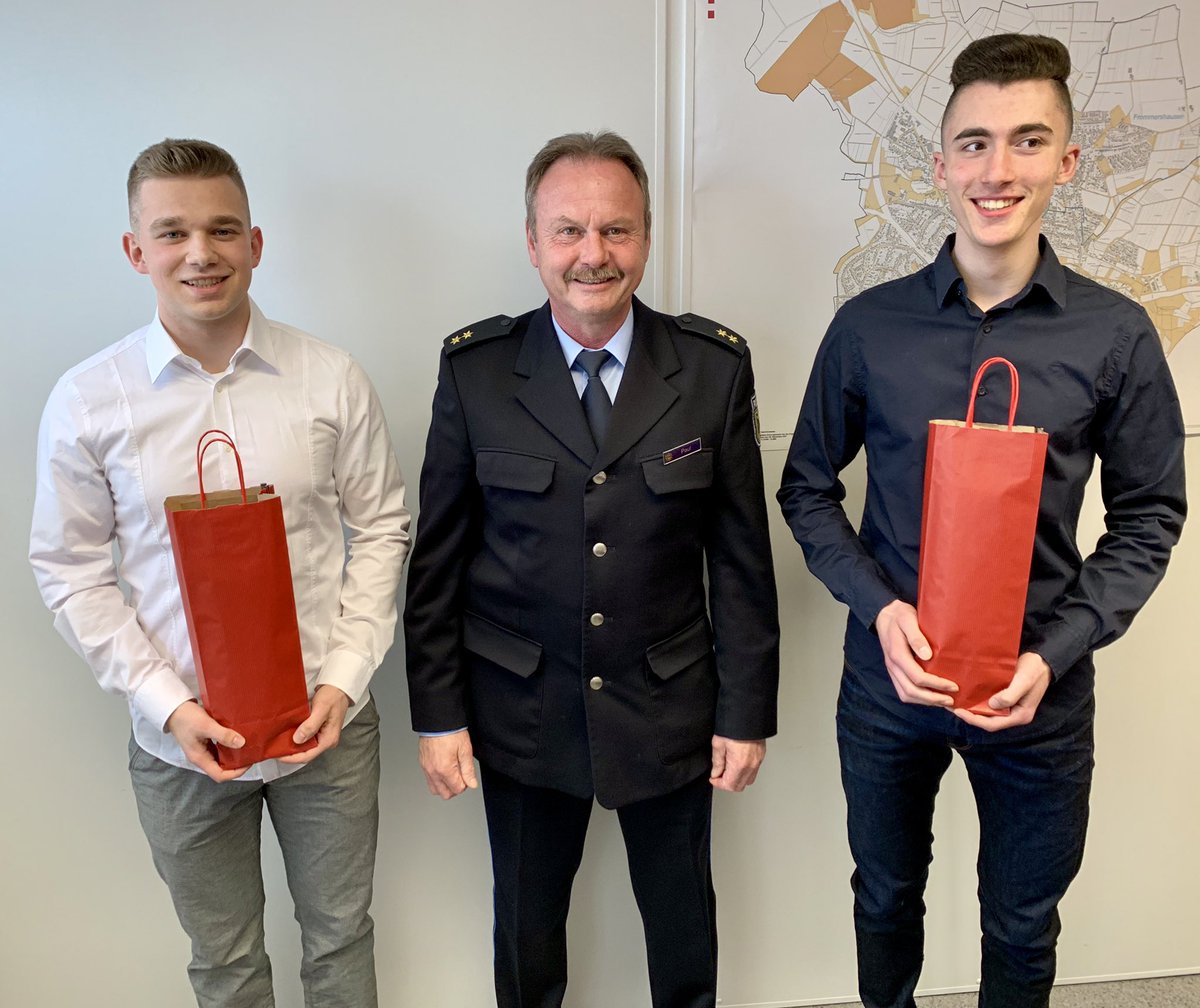 bpol_koblenz's tweet photo. Ehre wem Ehre gebührt 🏅Leon Troll aus #Vellmar und Christoph Neunert aus #Espenau wegen #Zivilcourage von ihren Bürgermeistern und der #Bundespolizei #Kassel geehrt. https://t.co/1vPh4dLKBn https://t.co/G8Iia2VSDj