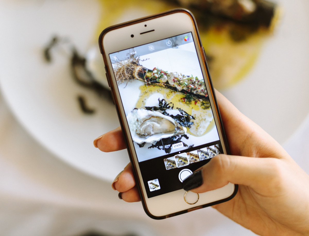 When over 64% of diners check a #restaurants social media before they dine there, the #photography you use to represent your brand is more important than ever. 📸

Check out our guide on how to get amazing shots on your smartphone⬇

godinedigital.com/blog/get-profe…