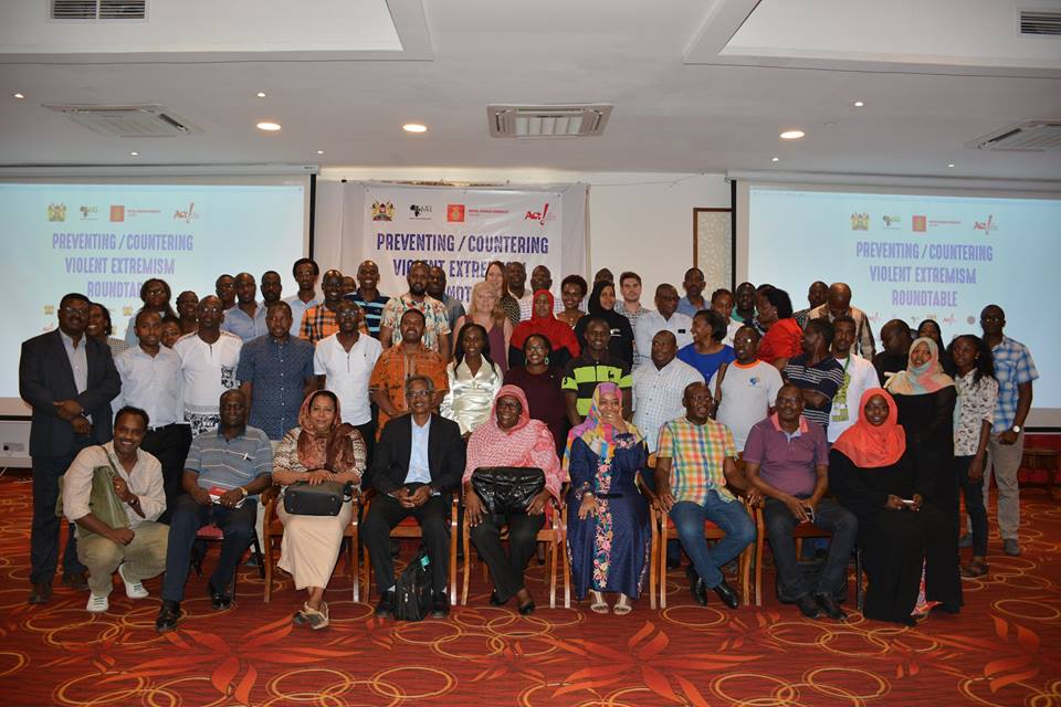 COEC_MSA's tweet photo. Closing group photo of the #CVERoundTable .Thank you all for participating and being part of this.
.@tendasasa @Huria_KE @HakiAfrica @KECOSCE @Search4GroundKE @USAIDKenya @Metknu
#CVERoundTable
@S_Associates_Ke https://t.co/z0jd2kfq0Y