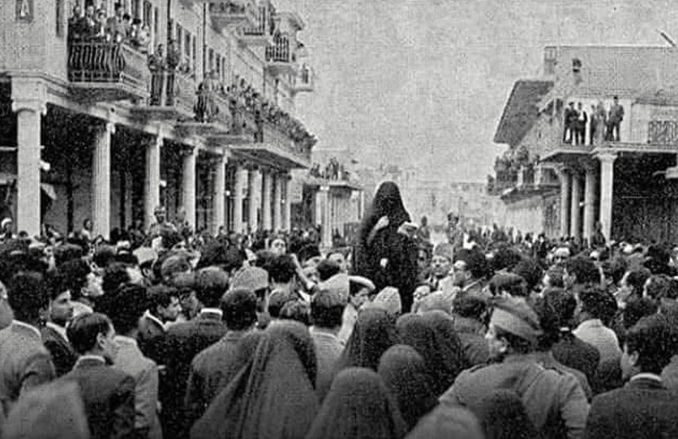 samir_rihani's tweet photo. A lady addressing a riot in the main street in Baghdad in the 1930s. https://t.co/ckXBfaS6vY