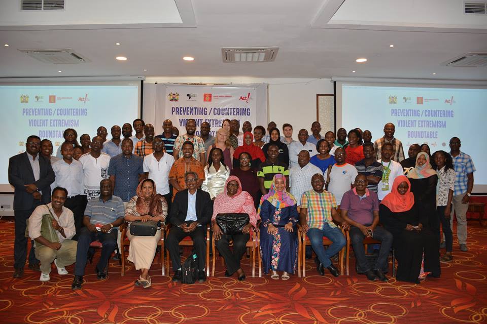 ManyattaYouth_m's tweet photo. Closing group photo of the #CVERoundTable .Thank you all for participating and being part of this.
.@tendasasa @Huria_KE @HakiAfrica @KECOSCE @Search4GroundKE @USAIDKenya @Metknu
#CVERoundTable
@S_Associates_Ke https://t.co/DPbkGMrK6D