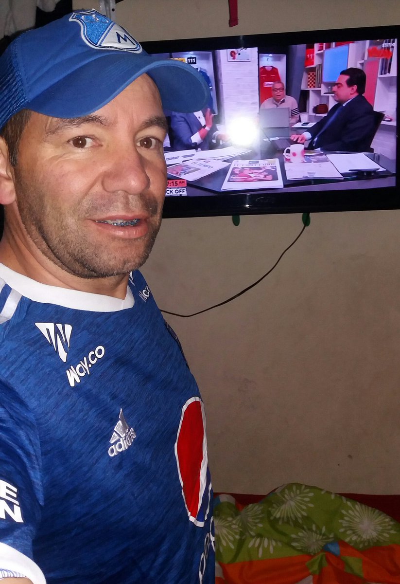 varizamillos65's tweet photo. #liderazul buen día a la mesa desde Vélez Santander hoy si es por la camiseta y a unos pocos desadaptados que se comporte porque está en estudio una sanción para el estadio https://t.co/7xwdiz6AJn