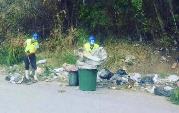 laidygomezf's tweet photo. #04Abr @gobiernotachira inicia limpieza de la autopista #Tariba recogiendo el colapso generado por el #AlcaldeRojo del municipio Cardenas, que tiene 2 meses sin recoger la basura #TachiraDeTrabajoDiario 🇻🇪 @corpointalibre @ivt_tachira #CAIMTA #Prefectos @lotdeltachira https://t.co/BIKWt0FZsf