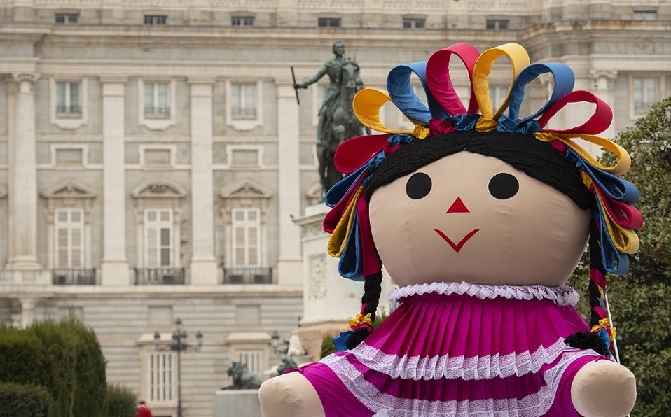 AmorxMexico1's tweet photo. Dicen que #EsDeTórtolos el amor y eso es lo que #Lele, nuestra muñeca patrimonio que está recorriendo Europa, anda haciendo ahora en Madrid... enamorando por México. https://t.co/ILaIU2Imfz