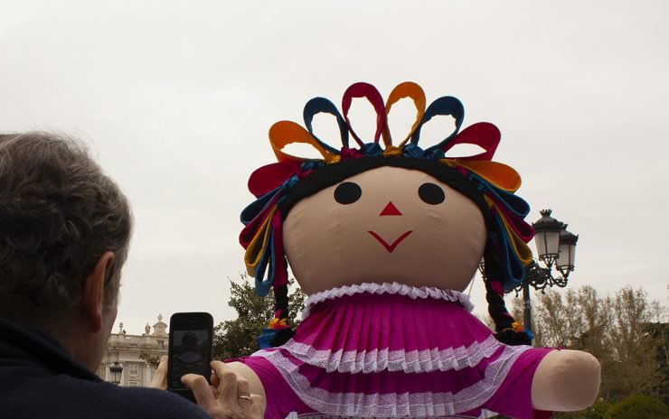 AmorxMexico1's tweet photo. Dicen que #EsDeTórtolos el amor y eso es lo que #Lele, nuestra muñeca patrimonio que está recorriendo Europa, anda haciendo ahora en Madrid... enamorando por México. https://t.co/ILaIU2Imfz