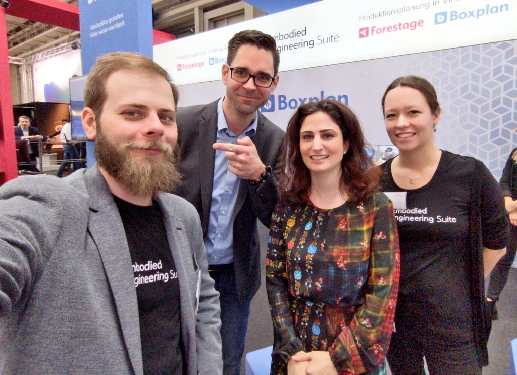 Our VR Partner Managers <a href="/farinity/">Farina Hamann</a> and @razialo met with community leaders <a href="/vondeutschmann/">Mario Deutschmann ☀️</a> from <a href="/CologneVR/">CologneVR Meetup</a> and <a href="/VRHamburg/">Susanne Ahmadseresht</a> from @nextRealityHH right at our booth 💥