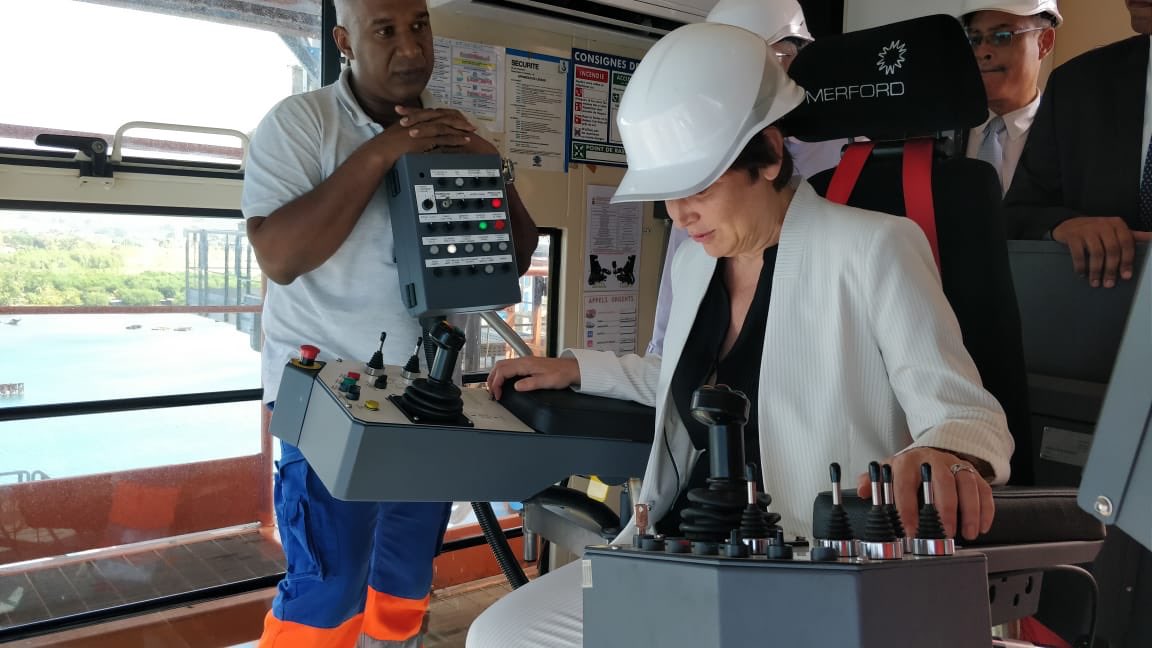 AnnickGirardin's tweet photo. À 40m du sol, sur un portique de chargement, nous faisons un point sur l’état d’avancement des projets du Grand port maritime de la #Martinique. Ces projets des #AssisesOM s’inscrivent pleinement dans la stratégie Trajectoire #Outremer 5.0 que je présenterai officiellement lundi. https://t.co/8w9FyU3Xb7