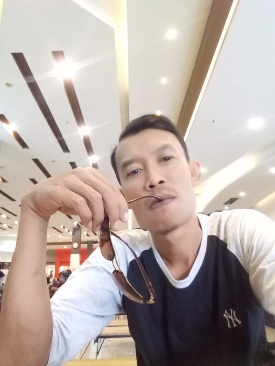 Remonz7's tweet photo. Menunggu itu membosankan https://t.co/Gpxt7yKy1P