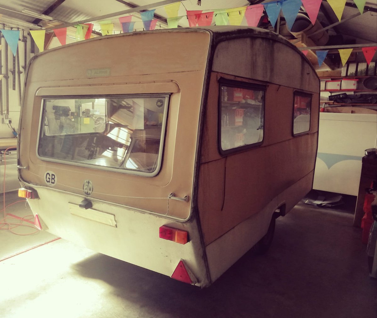 TheEnglishCarav's tweet photo. A 1971 Sprite Alpine... the latest caravan project in our workshop. Here are some 'Before' shots. xxx
#SpriteAlpine #BeforeTheWorkBegins #Thursday https://t.co/UsfEevEZIF
