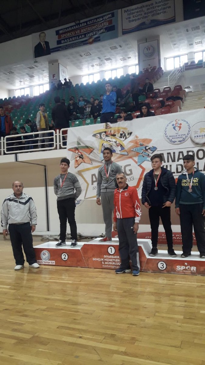 Smsk48's tweet photo. Batmanlı gençlere sporu sevdiren adam. Batmanlı milli güreşçi antrenör Mehmet Latif şimşek kendi başarılarını öğrencilerine taşıyor.Sayısız başarılara imza atan Mehmet latif şimşek öğrencileri ile şampiyonluk yolunda.
@HalilEren_Gsb 
@gencliksporbak 
@batman_yon 
@batmangazetesi https://t.co/5gehuQjtzy