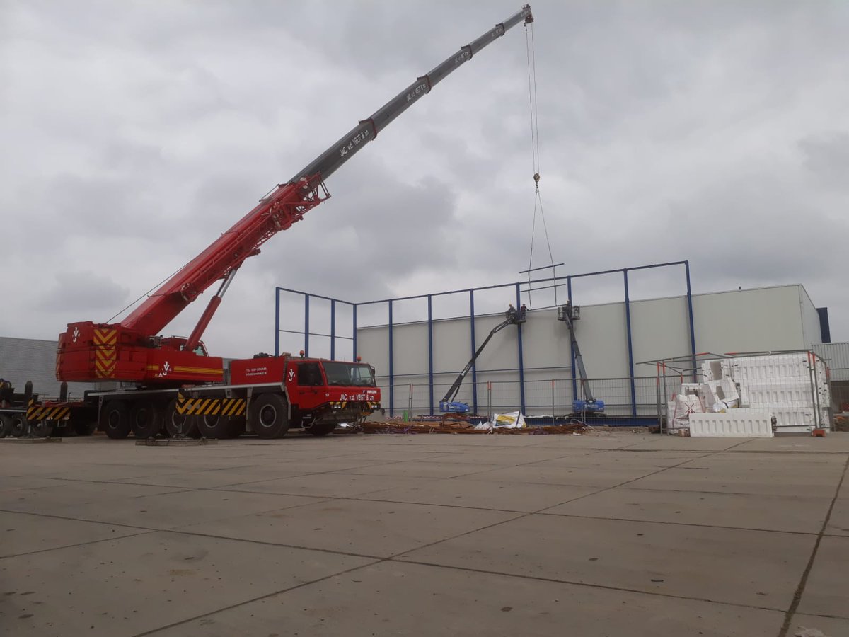 GroothuisBG's tweet photo. UPDATE VAN DIJK TRANSPORT KAMPEN | De vaart zit erin bij Van Dijk Transport in Kampen. Vorige week zijn we gestart met de montage van het staal. #onzeinzetgaatverder #vandijktransport #kampen #staal https://t.co/DJRWaC0QUU