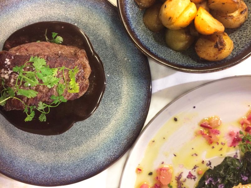 cafe_jatte's tweet photo. Notre filet de boeuf, ses pommes grenailles et sa réduction balsamique chocolat, ça vous parle ? 😉
https://t.co/tKfG4vwdli
#cafelajatte #resto #neuilly #filetdeboeuf https://t.co/nQ3Na1BeVP