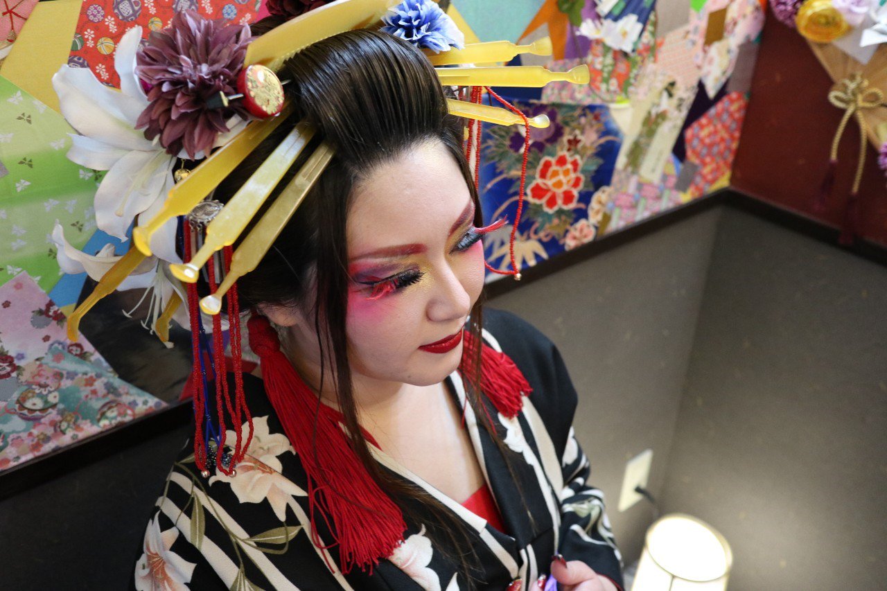 かよ またまた花魁体験に行ってきた ˊᵕˋ 今回は京都駅近くにある葵さん 現代風花魁プランで髪型は日本髪風地毛結 初めての羽まつ毛とネイルチップも付けてみた 京都葵 花魁体験 T Co H5rokrsl0x Twitter