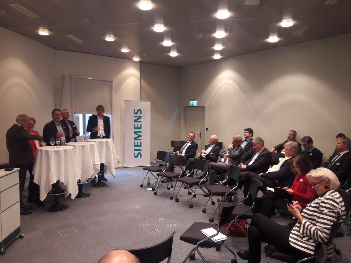 BernhardGuhl's tweet photo. ICT Persönlichkeiten auf Einladung von @asut_ch zu Gast bei @Siemens_Schweiz Auf dem Podium z.B. der eidg. Datenschutzbeauftragte und @EdithGraf #asut #TdSDigitale https://t.co/kgAh1U9xdx