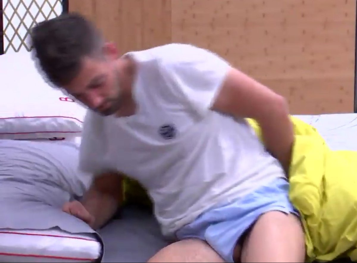 bloson84's tweet photo. @ElegidaDeDiosGH La tuya pa ir a dormir y ésta para levantarse digo yo no tiene más gayumbos y ropa Amancio https://t.co/LnGlPt6XhY