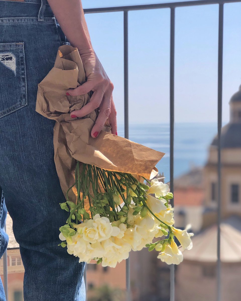 Tra i banchi dei contadini c’è sempre un mazzetto di fiori per me. 
Mare e fresie. Felicità a piene mani.
Nella notte il cielo ha finalmente portato la pioggia. Il vento di mare era forte, mi è sembrato di dormire in barca. Ha cullato i miei sogni.
#lamialiguria #chiediloalladani