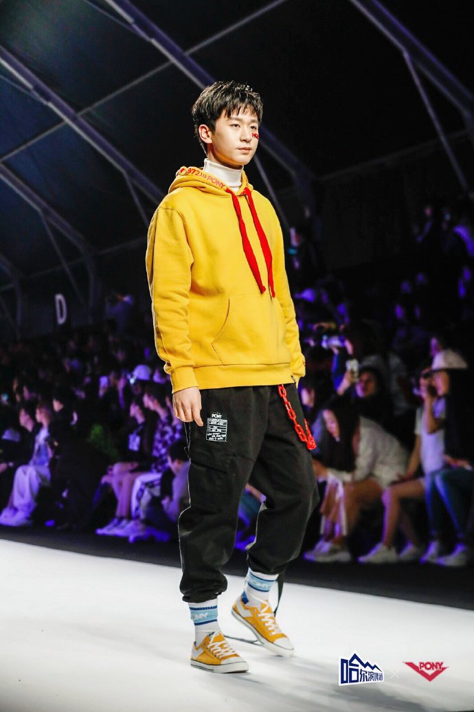 HaRa_Park148's tweet photo. [inHi少年 Weibo update (190331)]
inHi少年首登秀场亮相上海时装周 感谢@PONY中国 @哈尔滨啤酒 邀请一起搞事情！少年们玩得很愉快😎

#inHi少年 #VarsityV #Anthony #安东尼 #DengBin #邓滨 #QiuBohan #邱薄翰 #WangXinyu #王新宇 https://t.co/DhQR4IldqY