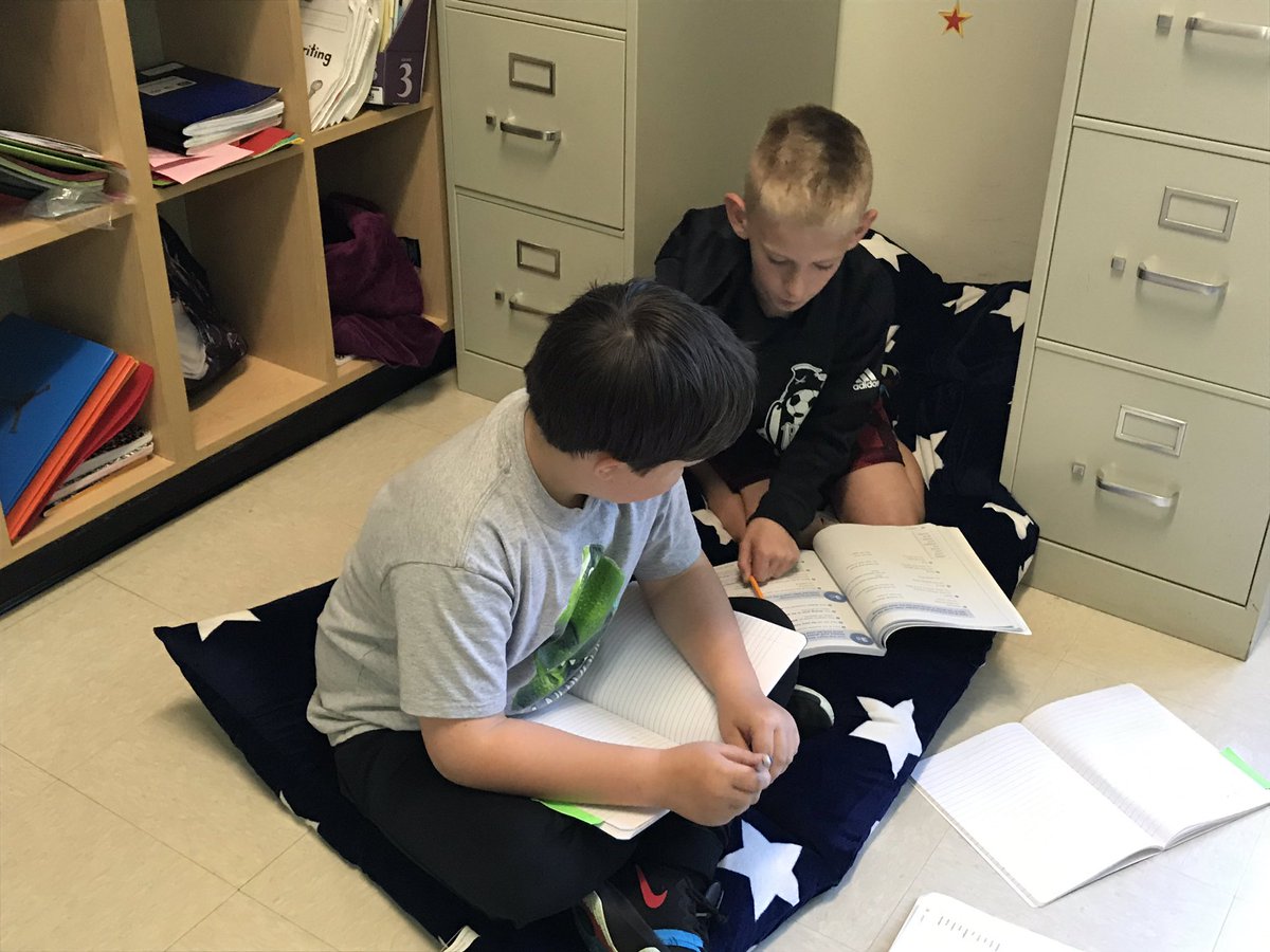 N8IVEQC's tweet photo. 3rd graders are collaborating to enhance their vocabulary knowledge! Did you know this is one of the easiest ways to improve your reading? #ErbsClass @StallingsES @UCPS_MonroeNC https://t.co/QSfdLlUiZX