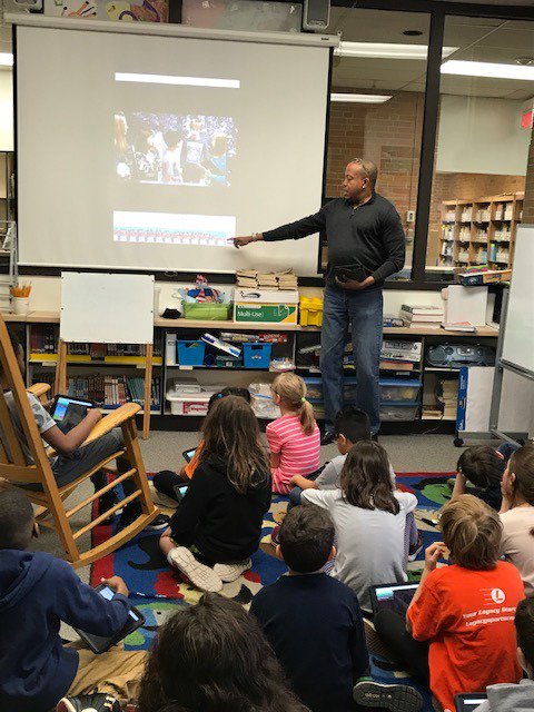 Green Screen and Mrs. Choi's 3rd grade class......a great match!!!! 
They're already looking forward to using it for a biography project. #nolimits <a href="/OakPark97/">Oak Park District 97</a> @BeyeTheWay #daybeyeday