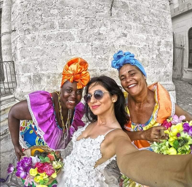 Bihter &amp; Atakan Altuğ: Küba’da dünya değişiyor ve bir anda geçmişe gidiyorsunuz. Düşünsenize her şey 1950’li yıllara ait. Bir bakıma zamanda yolculuk. Tarihi, renkli sokakları, eğlenceli insanları, klasik arabaları… Dansın ve müziğin büyüsü ve daha birçok şey...