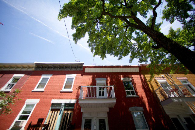 Selon une étude de la <a href="/SCHL_ca/">SCHL</a> , quelque 60 % des ménages locataires du #GrandMontréal ont des revenus inférieurs à 50 000 $ et 35,3 % ont des revenus inférieurs à 30 000 $. #Article ➡️ tinyurl.com/y4ld8zrm <a href="/PresseCan/">La Presse Canadienne</a> L'#étude #Schl ➡️ tinyurl.com/yxm8cnd3

#PPU #PolMtl