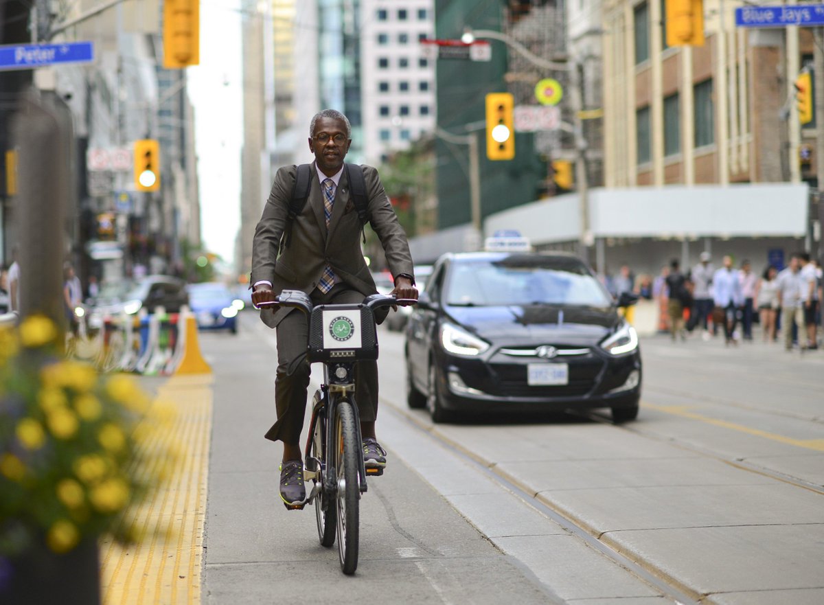 CycleToronto's tweet photo. #KingStPilot is great for transit - and also a boon for active transportation. With a few design tweaks, it could effectively work as a shared transit & AT corridor π²πΆπΎββοΈπ https://t.co/H86Q2ihbKs π· @bokehNJ https://t.co/y9ZvvzyPMv