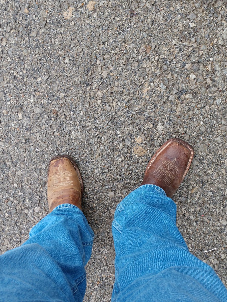 cwharris73's tweet photo. This is what too much cold medicine will do to you!! It looked good in the dark? #twoboots #oneidiot https://t.co/ushb98cwoq