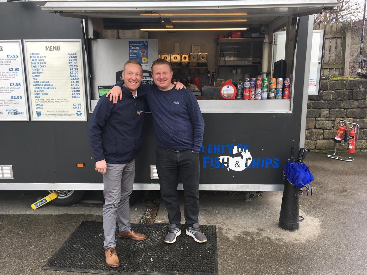 MiddletonFrying's tweet photo. Lee is with Michael at #PlentyOfFishAndChips in #Halifax They use #MiddletonGold and #ChippyChoiceCurry. Great mobile fish and chip van #Middletons #FishandChips #Mobile https://t.co/t8U7ohWlSM