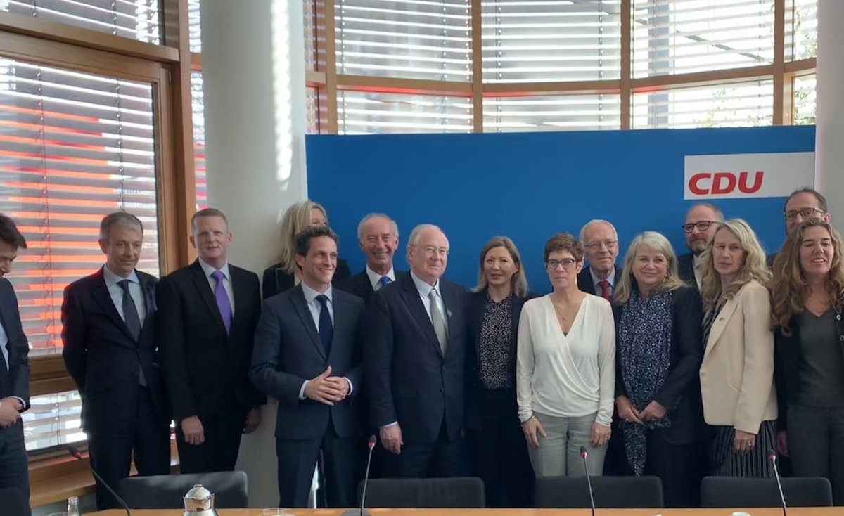 senateurJGM's tweet photo. Passionnante rencontre du Club Rhénan 🇫🇷🇩🇪 avec la présidente de la @CDU Annegret Kramp-Karrenbauer-Kannenbauer @akk . J’ai salué sa proposition d’un Conseil de sécurité avec le Royaume-Uni 🇬🇧 et l’ai interrogée sur les conséquences économiques du #Brexit pour l’Allemagne https://t.co/qeRG3h1ORI