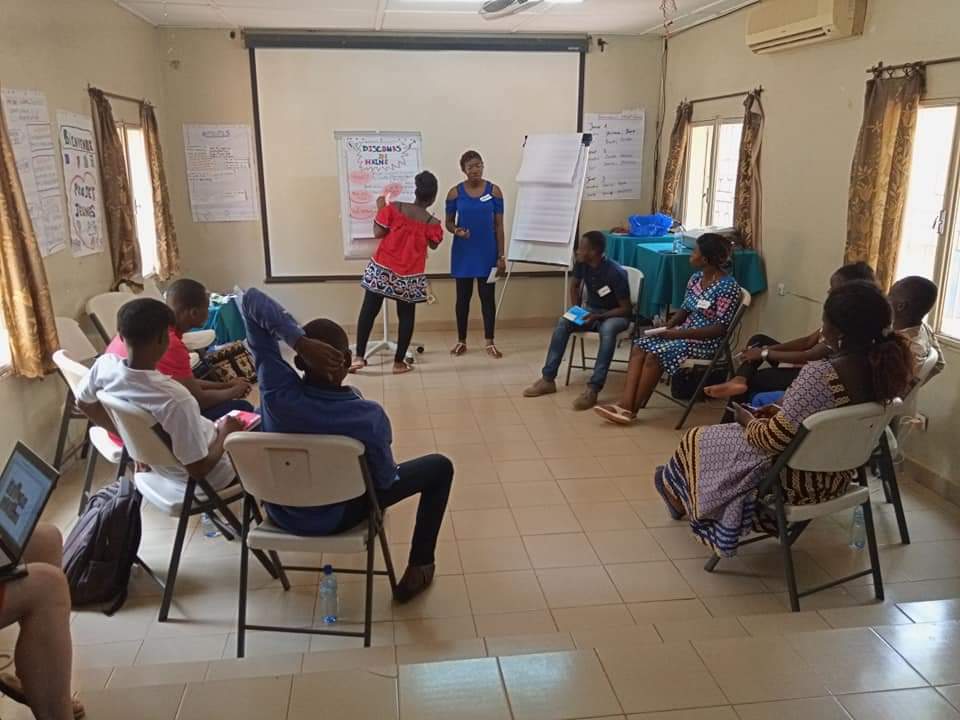 trayasmine's tweet photo. 1er jour du "projet jeunes"sur le thème "Ensemble contre la haine et la radicalisation sur les réseaux sociaux ".Fière d'être facilitatrice en Éducation aux Médias et à l'information et de partager mes connaissances avec d'autres jeunes.@educommunic @dw_francais @BurkinaLwili https://t.co/HXwahSpJNx