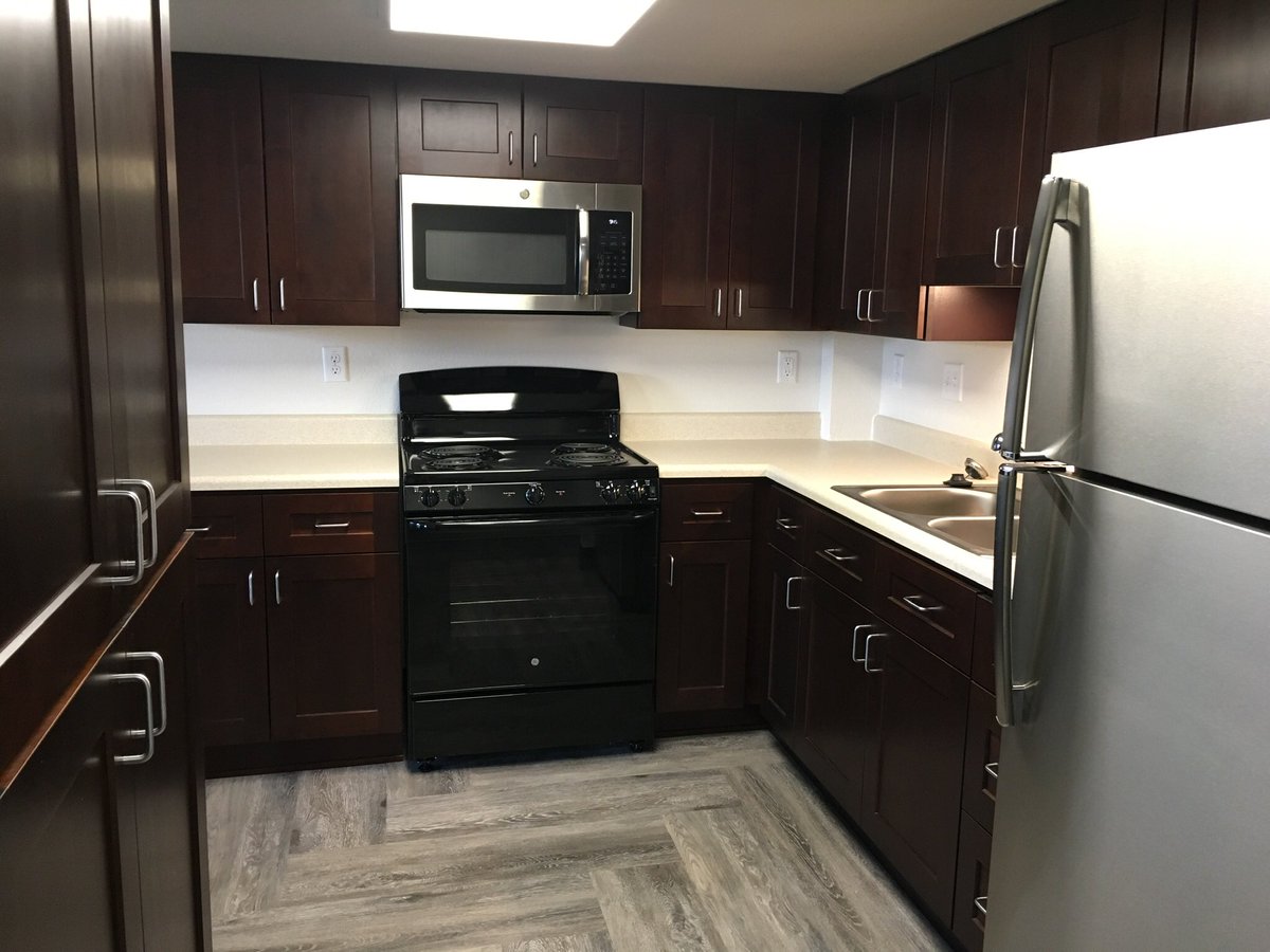 PHXHousing's tweet image. A complete remodel of our Pine Tower Senior apartments #CommunityRoom includes new kitchen, ample seating, and a craft room! #creativespaces