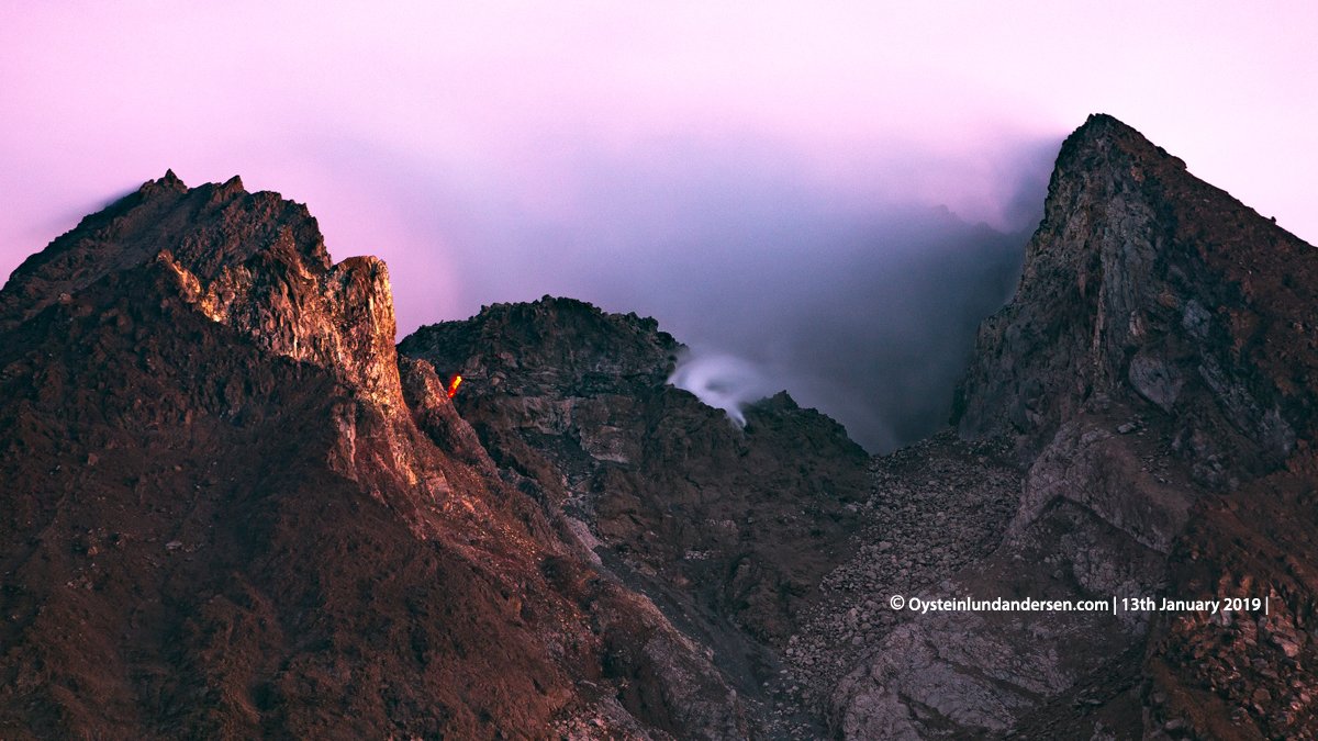 janinekrippner's tweet photo. Lava domes are dangerous plugs/spines of viscous lava. They can be unstable &amp; result in explosive eruptions &amp; pyroclastic flows (block-and-ash flows when they collapse). You can see the growth of the current Merapi dome over 2018-19.
By @OysteinLAnderse >> https://t.co/zVtdgFs8Ei https://t.co/MkgzRZB29p