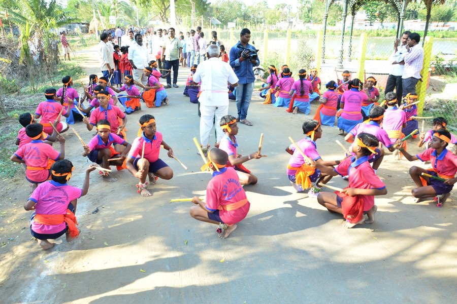 విధుల నుండి బదిలీ అయినా ప్రజల గుండెల్లో అలాగే ఉండిపోయిన గొప్ప వ్యక్తి టీటీడీ జేఈవో లక్ష్మీకాంతం ఉల్లిపాలెం గ్రామప్రజలు ఆత్మీయ సమ్మేళన కార్యక్రమం ద్వారా వారి ప్రేమను మరొసారి చాటుకున్నారు.కార్యక్రమంలో పాల్గొన్న దంపతులు గ్రామప్రజలు ఏర్పాటుచేసిన కార్యక్రమం చూసి ఆనందం వ్యక్తం చేశారు.