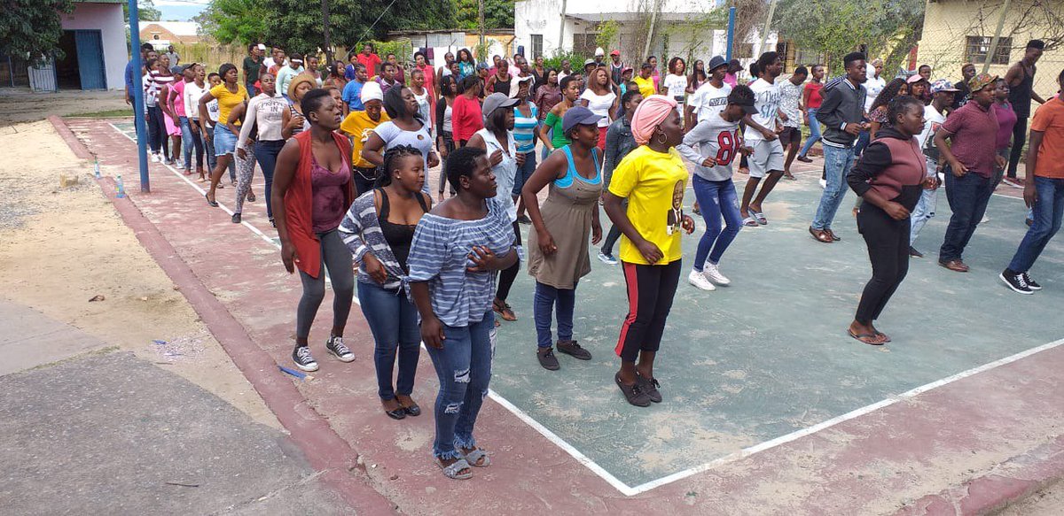 loveLifeNGO's tweet image. How about we throwback to Acornhoek in Mpumalanga, at their  fitness session. 🤸🏽‍♀

Want to know which other Y-Centre has activities? Well,Orange Farm Y-Centre has aerobics in the mornings.
Did you know this??🤓
So tell us, what are you doing to #MoveMoreSitLess ?🧐
#loveLifeZA