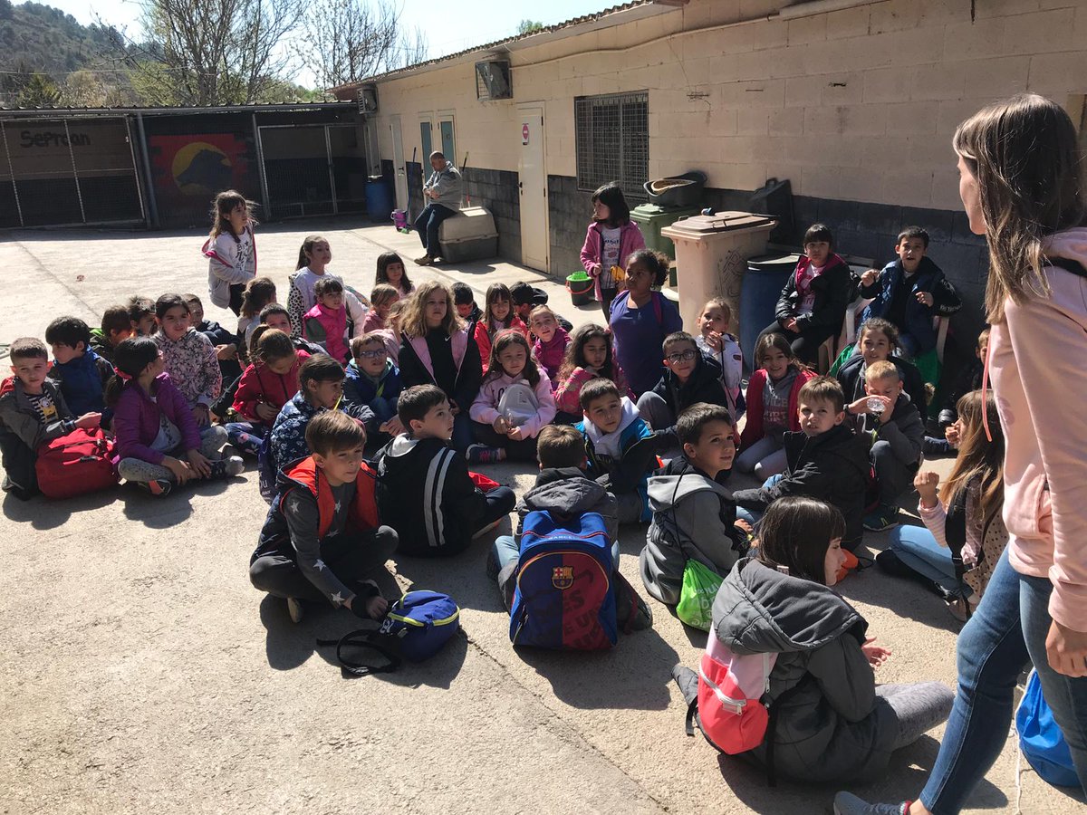 COOPPAIDOS's tweet photo. Els alumnes de 3r i 4t d'#EducacioPrimaria, van visitar la protectora de Sallent @SEPROANsallent ! Van poder ajudar als voluntaris a netejar 🧹 a passejar els gossos 🐶 i van veure com viuen els gats 🐱 #TotsSomPaidos #SortidesPaidos @montpeita @agrescatAEC @EscolesCoop @FTrams https://t.co/PTIF8gQpVO