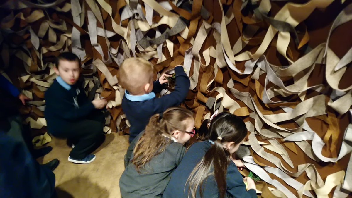 Leith_Primary's tweet photo. P2 went to the Art Centre for some workshops held by Edinburgh Science Learning! We found out about different animals living in Scotland and their natural habitats. @EdinCulture https://t.co/Yj02ybSC7Z
