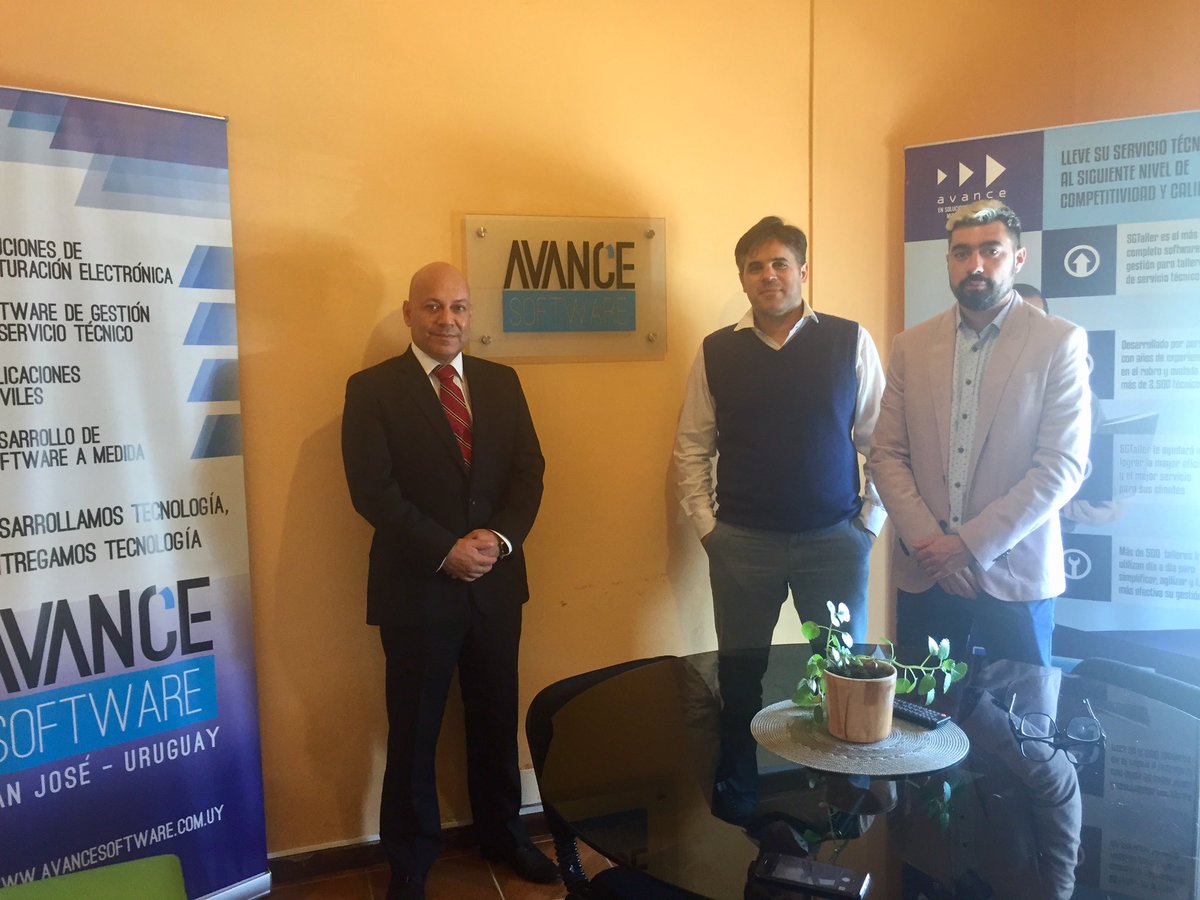 AvanceSoftware's tweet photo. Hoy recibimos a nuestro cliente, socio y amigo de Chile 🇨🇱 de la empresa @drv_ingenieria #AvanceSoftware 🇺🇾 https://t.co/1VJhftk7B5