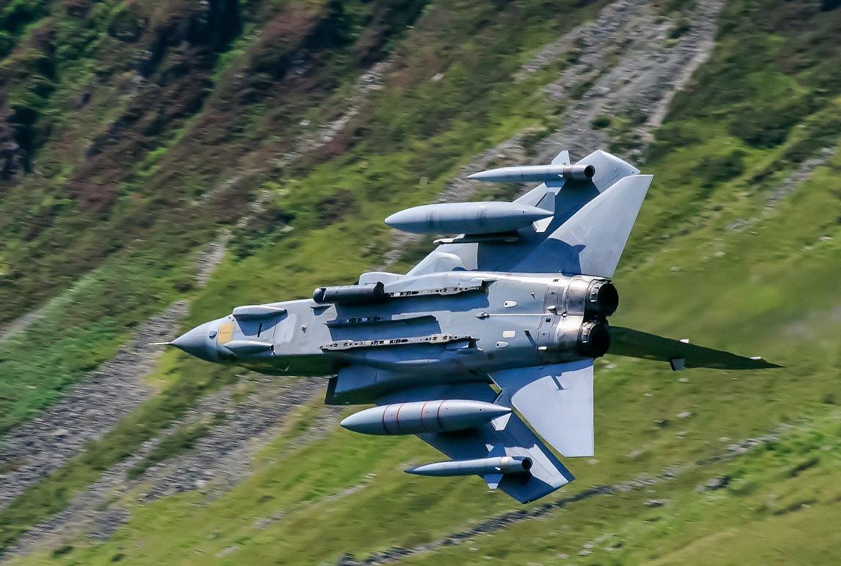 GSavPhotograpy's tweet photo. 41 Sqn Tonka low in Wales a few years ago @41RTES  @No41Association https://t.co/Ead8rclyeI